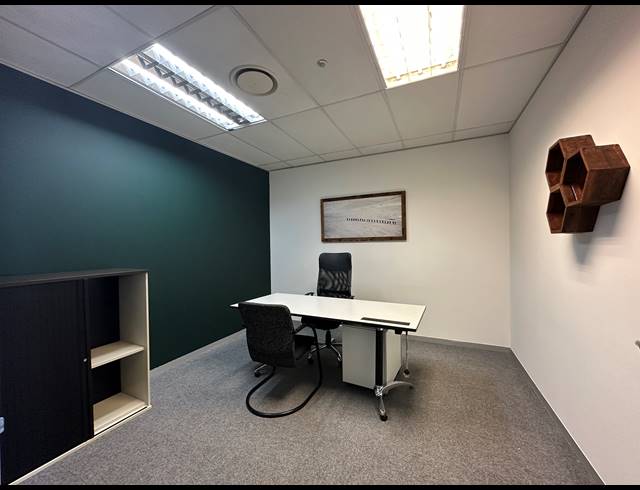 120M² CO-WORKING SPACE TO LET IN DIE HOEWES